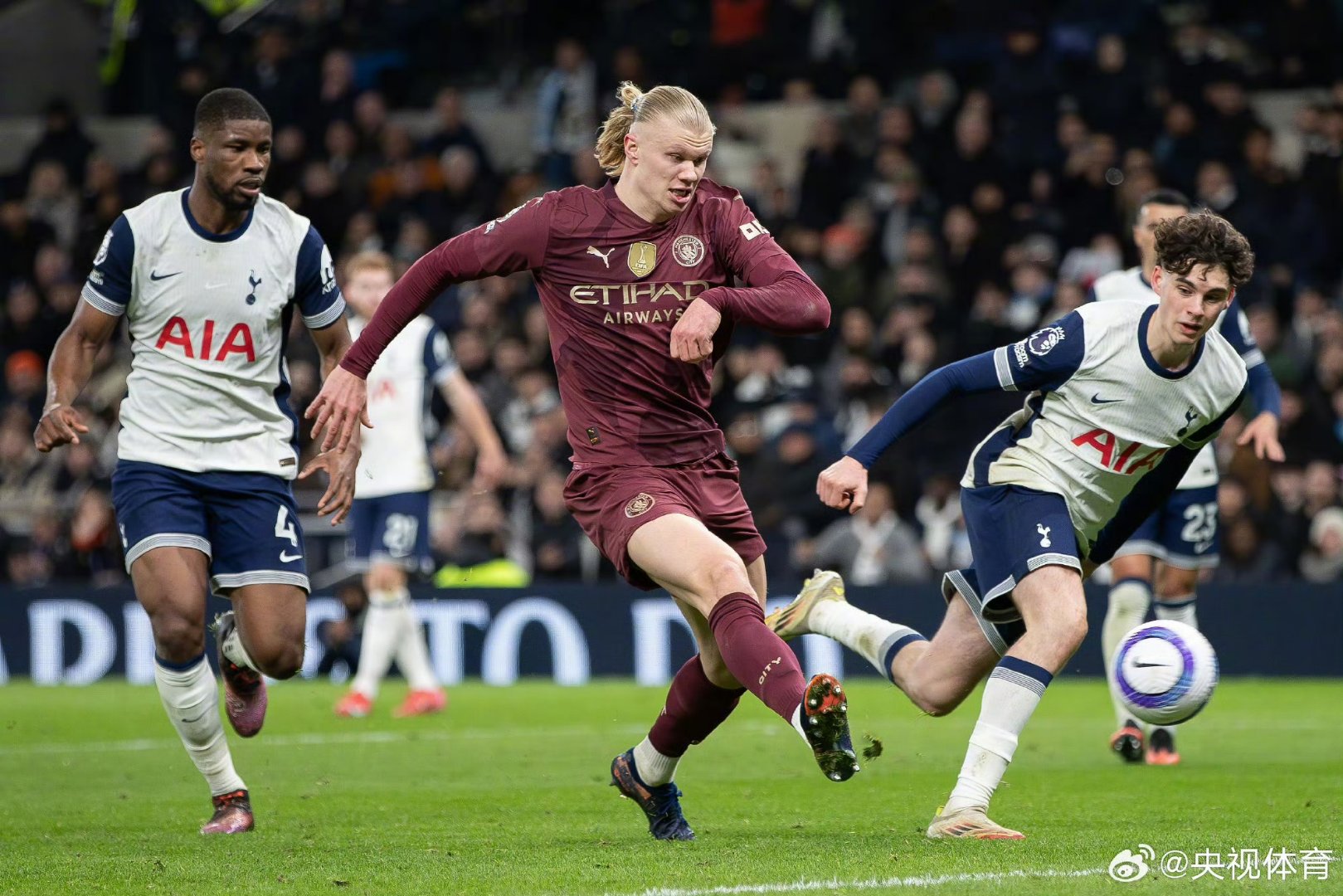 今夜体能课后，曼城主帅复盘备战NBA季后赛，话题不断，更衣室氛围转暖的简单介绍